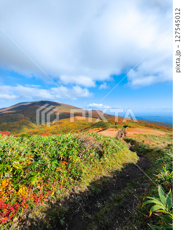 秋の栗駒山登山(栗駒山~秣岳:栗駒山方面の眺め) 秋の栗駒山登山(栗駒山~秣岳:栗駒山方面の眺め) 127545012