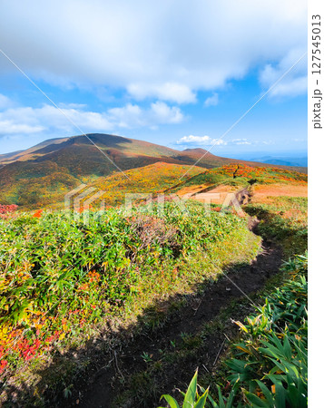 秋の栗駒山登山（栗駒山～秣岳：栗駒山方面の眺め） 127545013