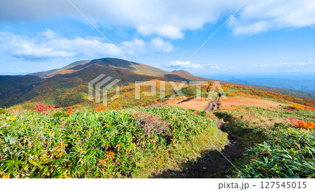 秋の栗駒山登山（栗駒山～秣岳：栗駒山方面の眺め） 127545015