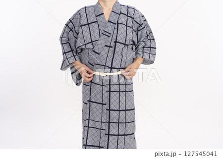 男性浴衣を着る手順　男性浴衣の着付け方 127545041