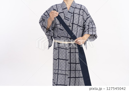 男性浴衣を着る手順　男性浴衣の着付け方 127545042