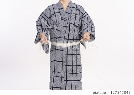 男性浴衣を着る手順　男性浴衣の着付け方 127545048
