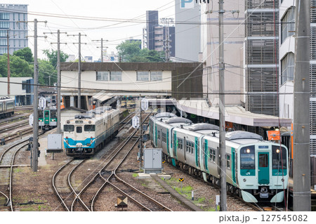 【鳴門線】徳島駅に停車する普通列車 【鳴門線】徳島駅に停車する普通列車 127545082