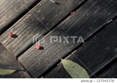 木製のベンチ 127545176