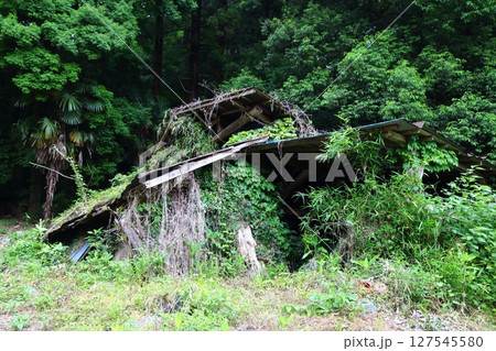 廃墟　崩れた家 127545580