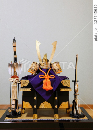 兜飾り（端午の節句イメージ・縦構図） 127545639