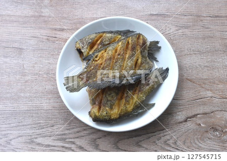deep fried snake skin catfish or gourami arranging on dish   127545715