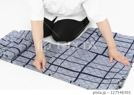 浴衣のたたみ方 男性浴衣をたたむ 男物の浴衣をたたむ 浴衣のたたみ方 男性浴衣をたたむ 男物の浴衣をたたむ 127546303