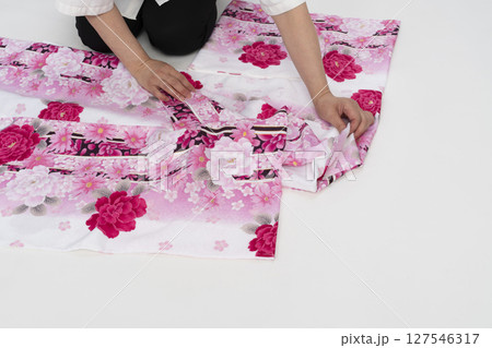 二尺袖の着物のたたみ方 本だたみ 二尺袖の着物のたたみ方 本だたみ 127546317