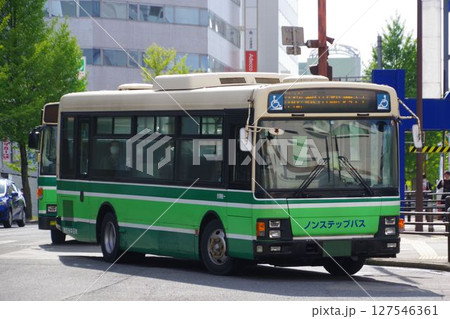 路線バス　秋田市内を走る秋田中央交通のノンステップバス 127546361