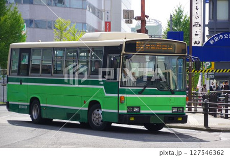 路線バス　秋田市内を走る秋田中央交通の路線バス 127546362