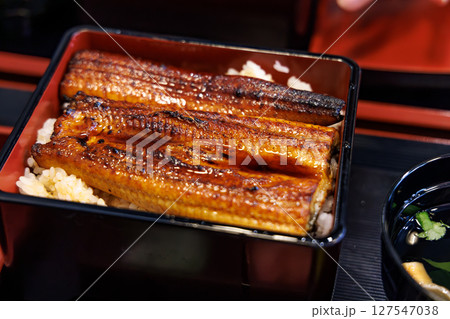 高級で美味しそうな鰻重 高級で美味しそうな鰻重 127547038