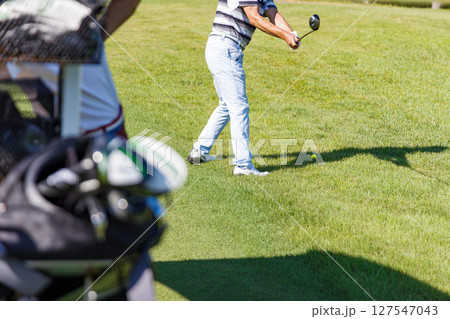 新緑の芝がきれいなゴルフ場 127547043
