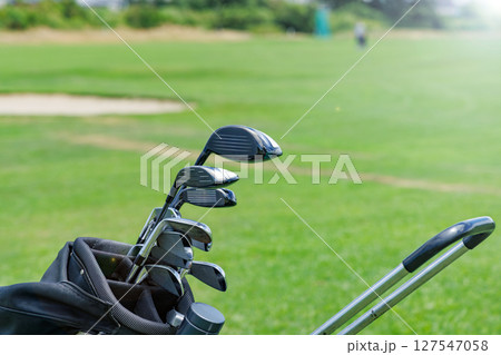 新緑の芝がきれいなゴルフ場 新緑の芝がきれいなゴルフ場 127547058