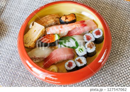 新鮮で瑞々しい美味しそうなお寿司 新鮮で瑞々しい美味しそうなお寿司 127547062