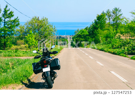 北海道オホーツク海に続く道とバイク 127547253