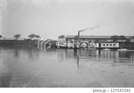 古写真　1935-1944年　京都　宇治川の蒸気船（外輪船） 127547291