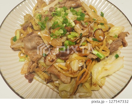 豚肉の焼きそば、妻の手作り家庭料理、家庭で楽しむ夕ご飯、幸せ家族 タイトル変更 127547332