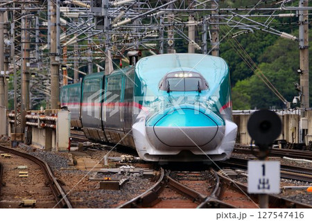 東北新幹線のボトルネック… 福島駅の平面交差を通過するE5系新幹線 127547416
