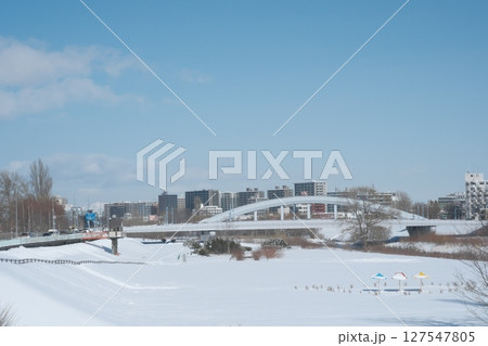 雪に覆われた豊平川と札幌	 127547805