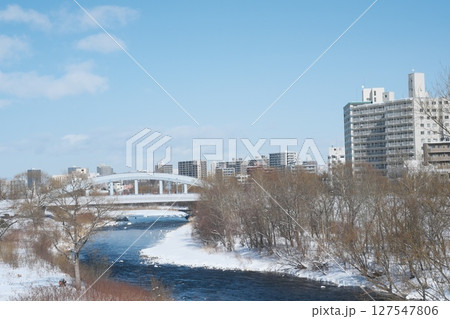 雪に覆われた豊平川と札幌	 127547806
