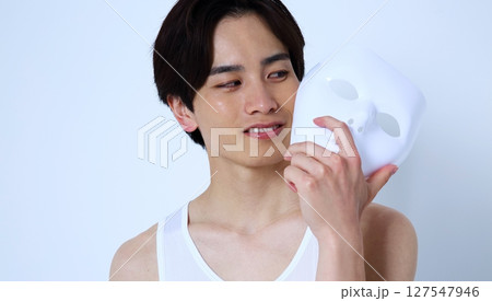 仮面を持つ怪しい男性イメージ 仮面を持つ怪しい男性イメージ 127547946