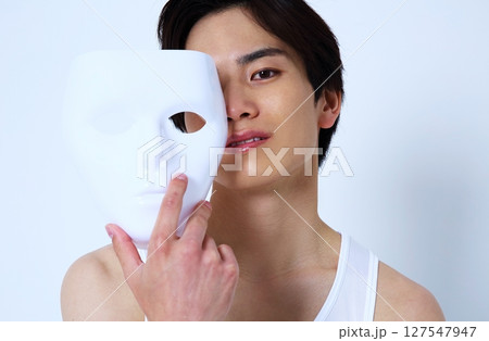 仮面を持つ怪しい男性イメージ 127547947