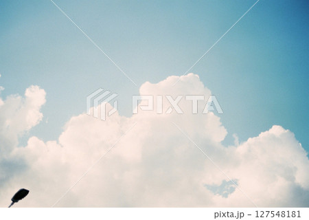青空と夏の入道雲 127548181