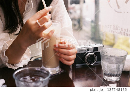 カフェラテとカメラ女子 127548186