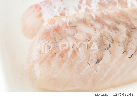 新鮮で美味しそうなスズキの柵 127548242