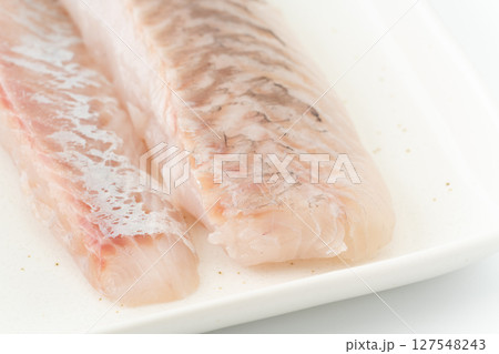新鮮で美味しそうなスズキの柵 新鮮で美味しそうなスズキの柵 127548243