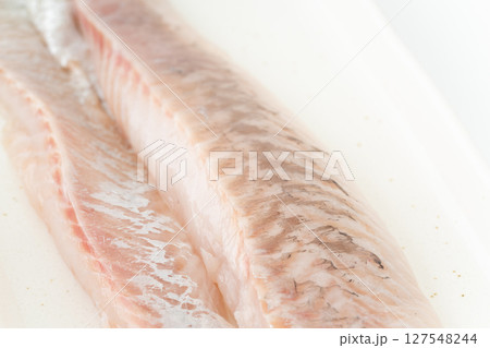 新鮮で美味しそうなスズキの柵 新鮮で美味しそうなスズキの柵 127548244