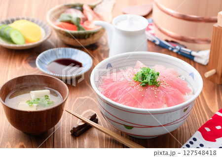 鮪丼 （ 生びんちょう鮪 ) （ 和歌山県 那智勝浦港産 ） 127548418