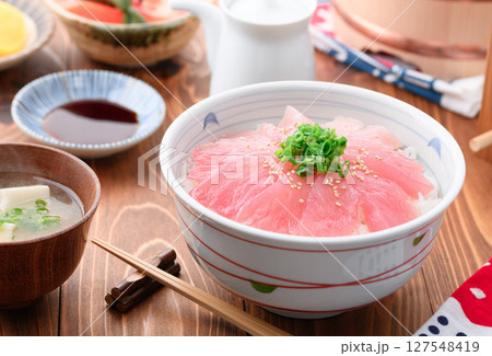 鮪丼 ( 生びんちょう鮪 ) ( 和歌山県 那智勝浦港産 ) 鮪丼 ( 生びんちょう鮪 ) ( 和歌山県 那智勝浦港産 ) 127548419