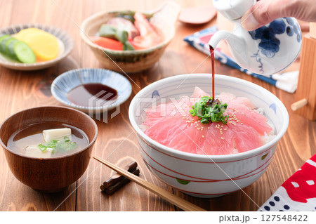 鮪丼 （ 生びんちょう鮪 ) （ 和歌山県 那智勝浦港産 ） 127548422