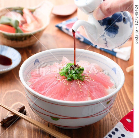 鮪丼 ( 生びんちょう鮪 ) ( 和歌山県 那智勝浦港産 ) 鮪丼 ( 生びんちょう鮪 ) ( 和歌山県 那智勝浦港産 ) 127548424