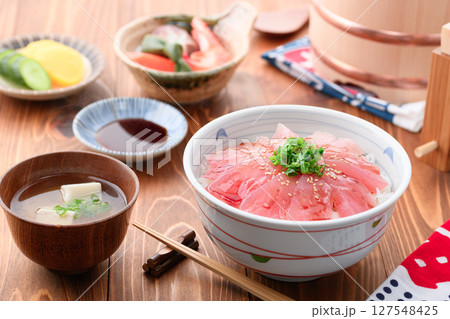 鮪丼 （ 生びんちょう鮪 ) （ 和歌山県 那智勝浦港産 ） 127548425