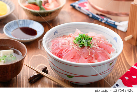 鮪丼 （ 生びんちょう鮪 ) （ 和歌山県 那智勝浦港産 ） 127548426