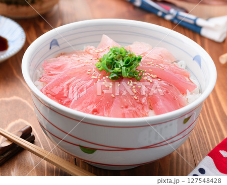 鮪丼 ( 生びんちょう鮪 ) ( 和歌山県 那智勝浦港産 ) 鮪丼 ( 生びんちょう鮪 ) ( 和歌山県 那智勝浦港産 ) 127548428