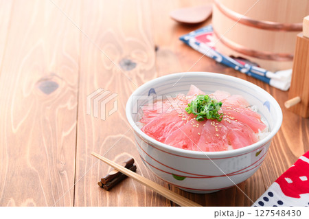 鮪丼 ( 生びんちょう鮪 ) ( 和歌山県 那智勝浦港産 ) 鮪丼 ( 生びんちょう鮪 ) ( 和歌山県 那智勝浦港産 ) 127548430