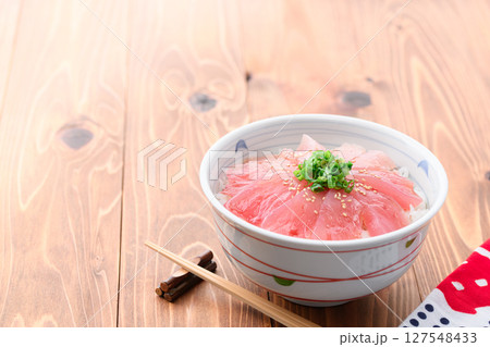 鮪丼 ( 生びんちょう鮪 ) ( 和歌山県 那智勝浦港産 ) 鮪丼 ( 生びんちょう鮪 ) ( 和歌山県 那智勝浦港産 ) 127548433