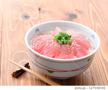 鮪丼 （ 生びんちょう鮪 ) （ 和歌山県 那智勝浦港産 ） 127548436