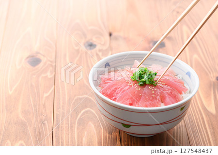 鮪丼 ( 生びんちょう鮪 ) ( 和歌山県 那智勝浦港産 ) 鮪丼 ( 生びんちょう鮪 ) ( 和歌山県 那智勝浦港産 ) 127548437