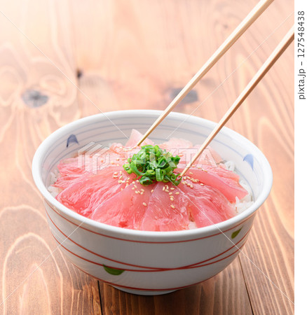 鮪丼 （ 生びんちょう鮪 ) （ 和歌山県 那智勝浦港産 ） 127548438