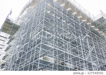 外部足場　工事現場 127548502