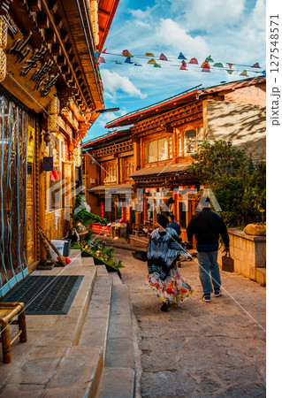 Vibrant Street Scene in Dukezong Ancient Town Vibrant Street Scene in Dukezong Ancient Town 127548571