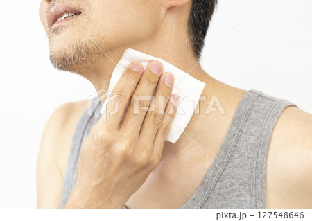 汗拭きシートを使う男性　白バック 127548646