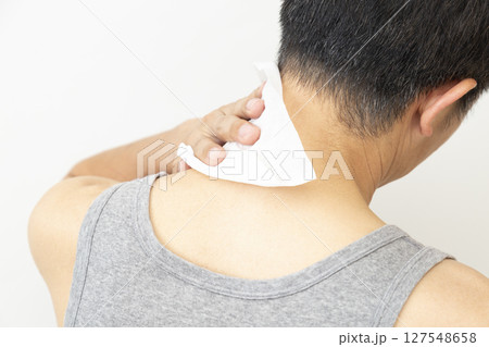 汗拭きシートを使う男性　白バック 127548658