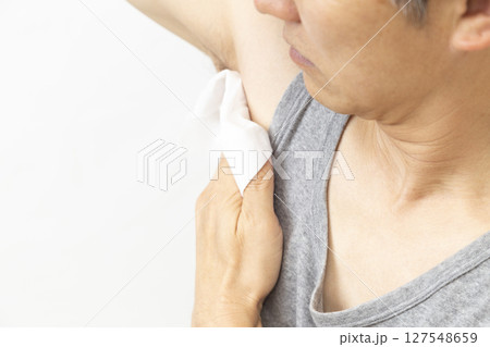 汗拭きシートを使う男性　白バック 127548659