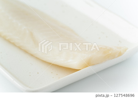 お皿に載せたサメガレイの柵のクローズアップ 127548696